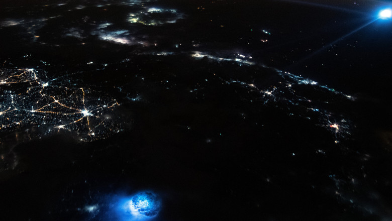 Misterul unei fotografii surprinse de pe ISS. Ce sunt cele doua sfere albastre care plutesc deasupra Pamantului Imagine