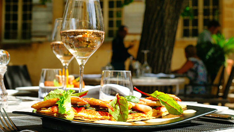 Mita la bacalaureat - mese de pranz pentru profesori, la restaurantul detinut de parintii copiilor Imagine