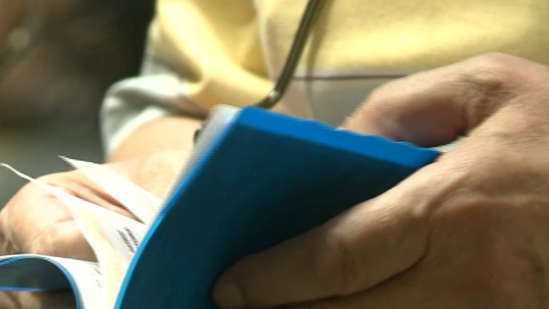 Mita pentru pensii. Farduri, cafea, bani, pentru acte false Imagine