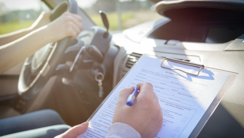 Mita pentru permise ascunsa in usa masinii de examen. Cinci politisti si doi instructori auto din Arad, trimisi in judecata de DNA Imagine