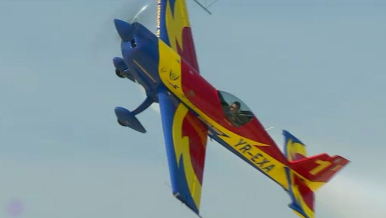 Miting aviatic la Craiova. 28 de piloti si parasutisti au facut acrobatii in Banie Imagine