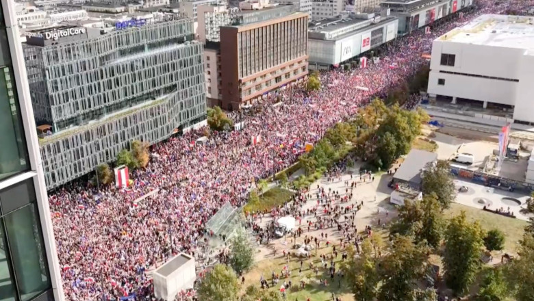 Miting de amploare al opozitiei in Varsovia. Peste un milion de oameni au iesit in strada, cu doua saptamani inainte de alegeri Imagine
