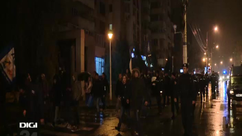 Miting in centrul Craiovei. Sute de persoane au scandat lozinci pentru candidatul ACL   Imagine