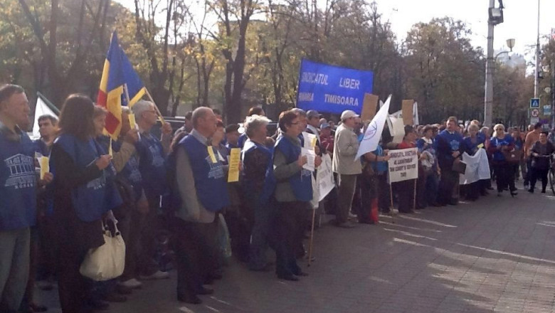 Miting in fata Prefecturii Timis. Sindicalistii acuza: Guvernul Ponta, in loc sa creeze locuri de munca, a dat dat oameni afara! Imagine