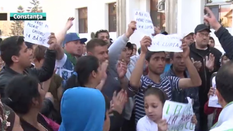 Miting pentru sustinerea primarului. Zeci de oameni au cerut eliberarea din arest a lui Radu Mazare  Imagine