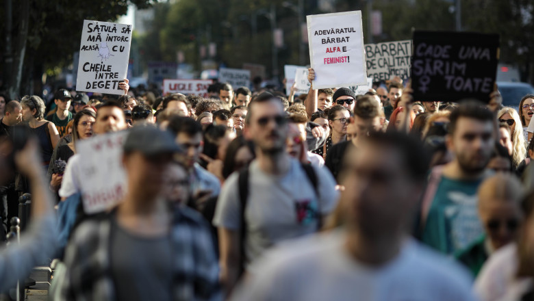 Mitingul „Impreuna pentru siguranta femeilor”, organizat in Piata Universitatii Imagine