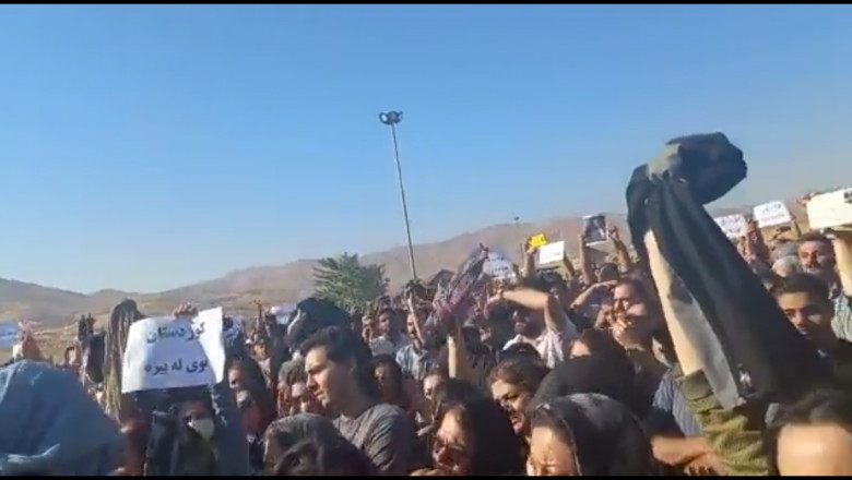 „Moarte dictatorului”. Proteste in Iran dupa moartea Mahsei Amini, femeia batuta de politisti pentru ca nu purta corect valul islamic Imagine