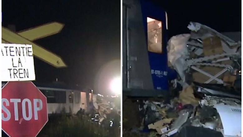 Moartea loveste pe calea ferata! Microbuz izbit de tren in judetul Arad Imagine