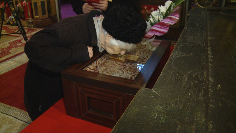 Moastele sfantului Nicolae, expuse la catedrala greco-catolica din Oradea Imagine