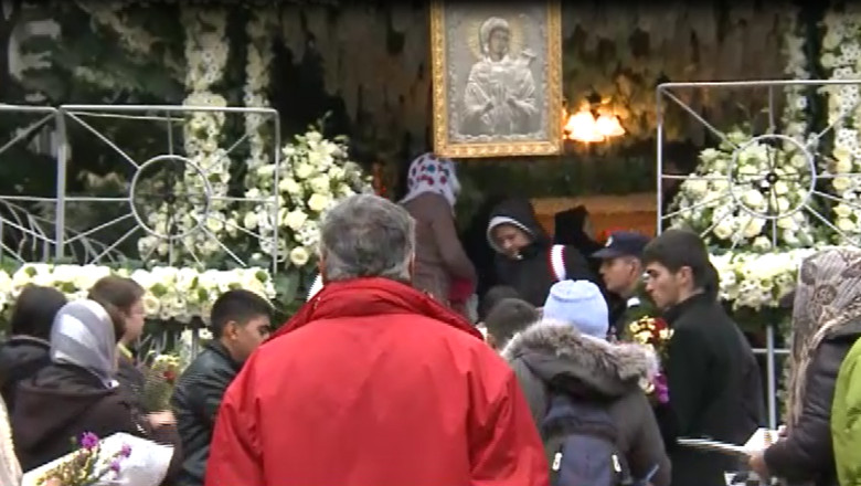 Moastele Sfintei Parascheva, scoase in curtea Mitropoliei Imagine