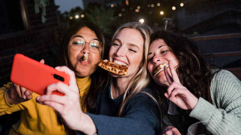 Moda mancatului excesiv in fata camerei, un nou pericol pe internet: „Te trezesti la 25 de ani cu tot felul de boli” Imagine