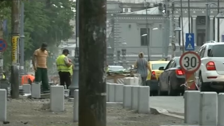 Modernizare pe Calea Victoriei, cu stalpi pe mijlocul trotuarului Imagine
