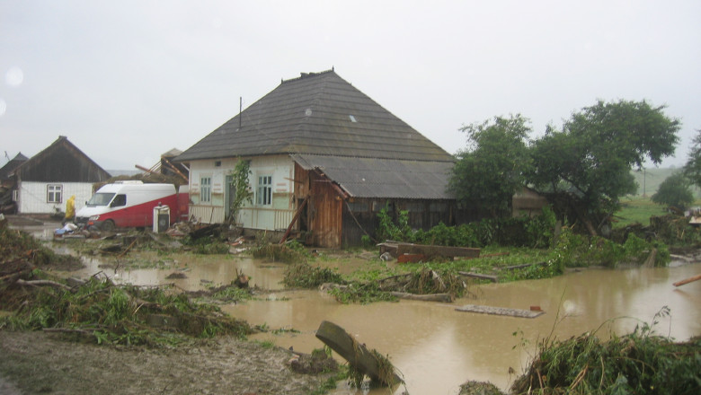 Moldova s-a aflat sub cod galben de ploi. Putine primarii s-au ingrijit sa asigure permanenta pe timp de noapte Imagine