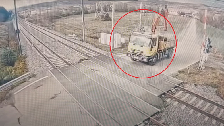 Moment „a la Dorel” pe calea ferata. Un sofer de camion a provocat distrugeri si intarzieri in circulatia trenurilor Imagine