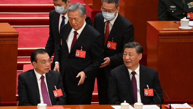 Moment ciudat la Congresul Partidului Comunist Chinez. Fostul presedinte Hu Jintao a fost luat pe sus de langa Xi Jinping Imagine