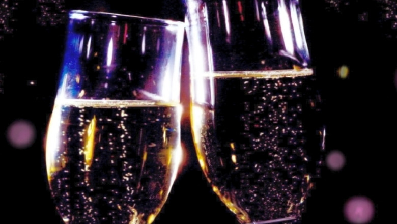 Moment festiv la BEJ Brasov: Cei mai rapizi reprezentanti ai sectiilor de votare au fost primiti cu sampanie Imagine