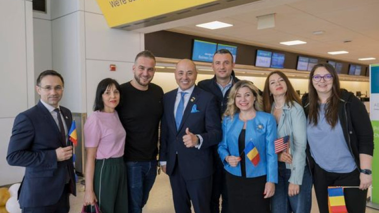 Moment istoric: Dupa 20 de ani, prima cursa aeriana directa Romania-SUA a aterizat la New York. Romanii, intampinati de ambasador Imagine