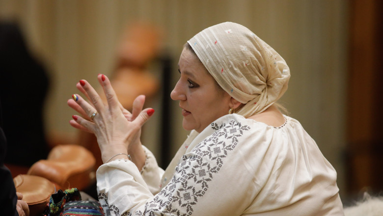 Moment penibil la Iasi. Sosoaca si-a regizat o intampinare prezidentiala. O fanfara falseaza, in timp ce ea imita salutul presedintelui Imagine