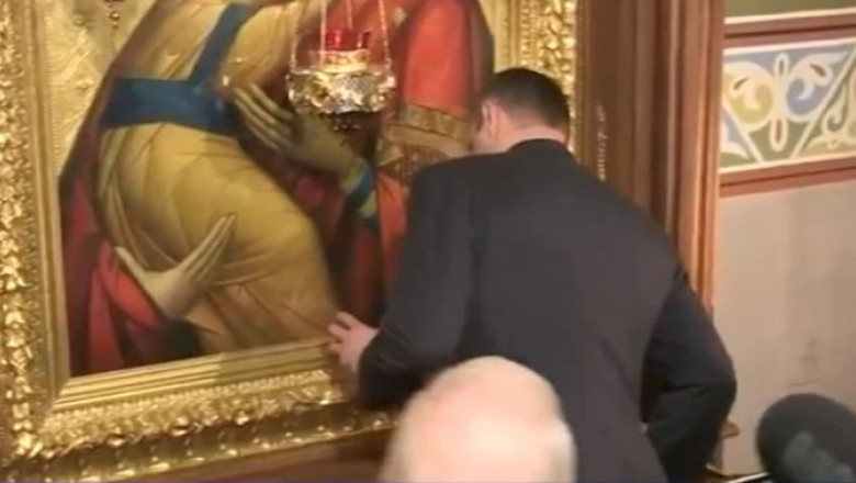 Moment stanjenitor: Vitali Klitschko s-a lovit la cap in timp ce incerca sa pupe o icoana Imagine