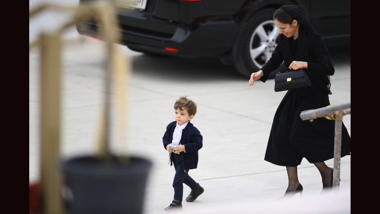 Momente amuzante cu baietelul lui Nicusor Dan la inaugurarea Catedralei Nationale. Mezinul presedintelui a fost in centrul atentiei Imagine