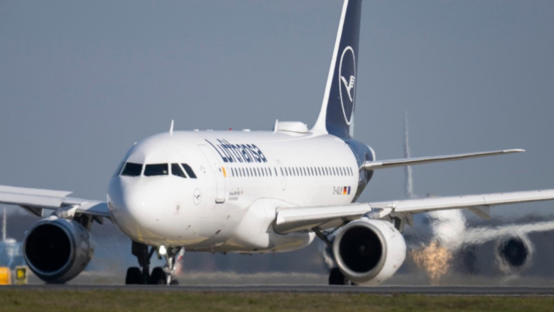 Momente de panica intr-un avion care a cazut sute de metri in gol intr-o zona de turbulente. „Farfurii si pahare zburau in tavan” Imagine