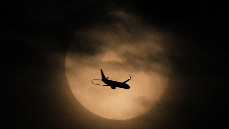 Momente de panica intr-un avion deasupra Italiei. Turbulentele au obligat zborul Alicante - Roma sa aterizeze de urgenta la Bolognia Imagine