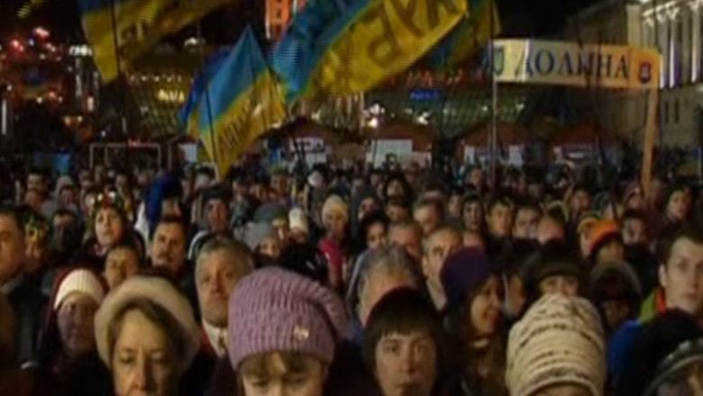 Momente de reculegere in amintirea lui Nelson Mandela, inclusiv in Piata Independentei din Kiev Imagine