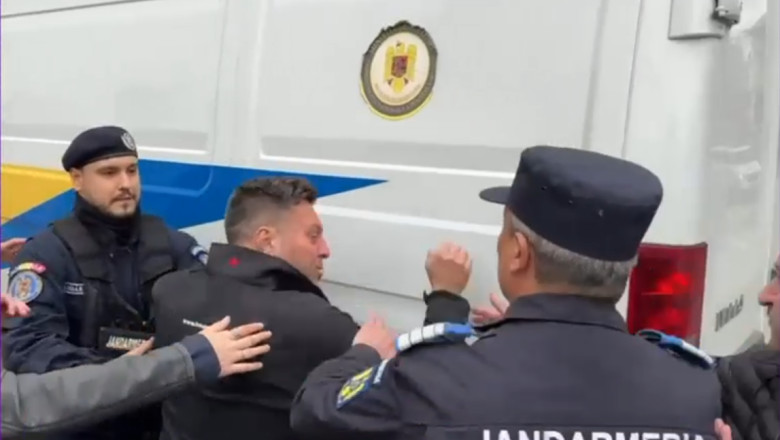 Momente sfasietoare la procesul elevului criminal din Craiova. Tatal victimei a lovit cu pumnii duba penitenciarului: „Te omor!” Imagine