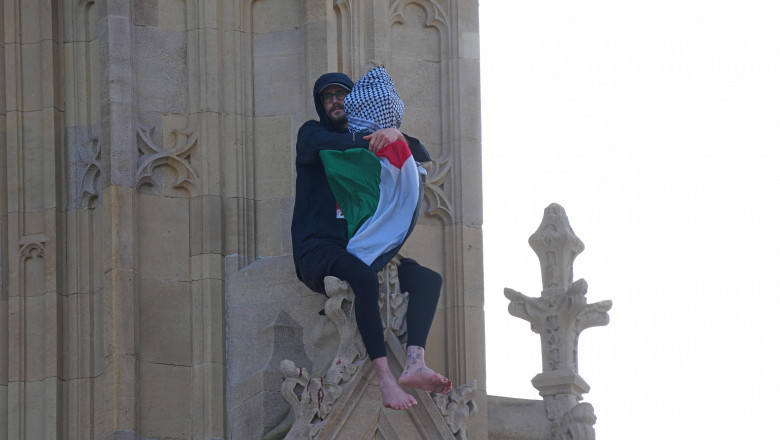 Momente tensionate in centrul Londrei, dupa ce un barbat a escaladat turnul Big Ben in semn de protest Imagine