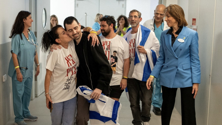 Momentul emotionant al revederii cu familia, dupa 738 de zile de captivitate, al unui fost ostatic israelian cu origini romanesti Imagine