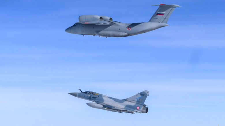 Momentul in care avioane franceze Mirage intercepteaza aeronave de lupta ale Rusiei deasupra Marii Baltice. Imagini publicate de NATO Imagine