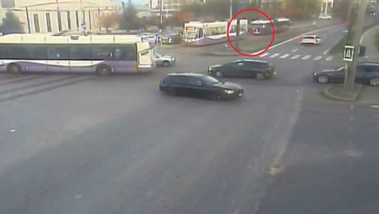 Momentul in care doua tramvaie se ciocnesc intr-o statie din Timisoara. Femeia vatman si o pasagera au fost ranite Imagine