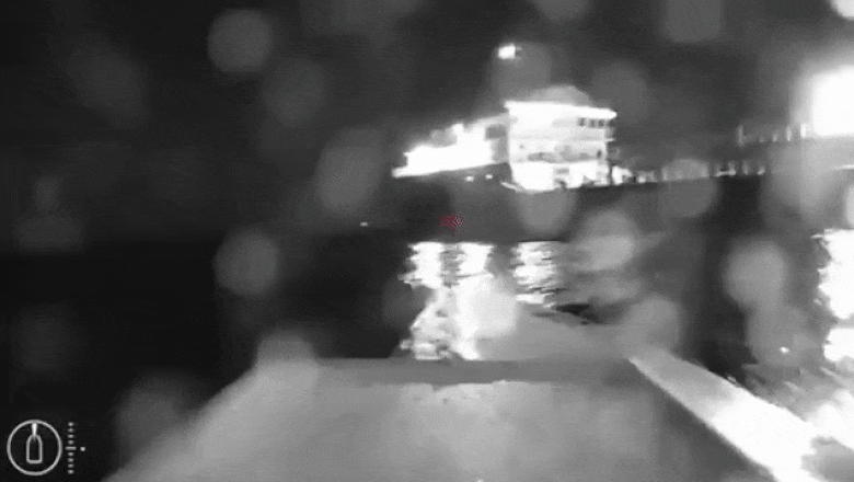 Momentul in care drona ucraineana loveste petrolierul rus SIG din stramtoarea Kerci Imagine