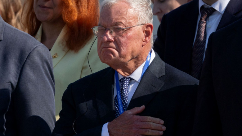 Momentul in care emisarului lui Trump, Keith Kellogg, i s-au aratat componente occidentale gasite in dronele si rachetele rusesti Imagine