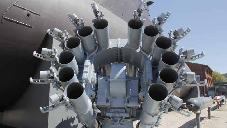 Momentul in care fortele ucrainene distrug un lansator de rachete antisubmarin rusesc Smerch-2 extrem de rar Imagine