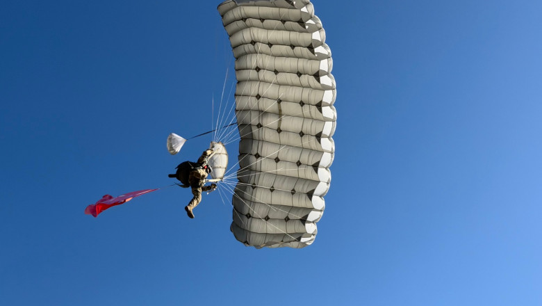 Momentul in care, in timpul unui exercitiu in Buzau, unui parasutist nu i se deschide parasuta principala si aterizeaza cu rezerva Imagine