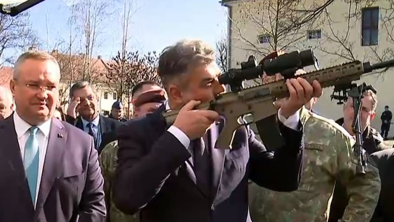 Momentul in care Marcel Ciolacu se uita prin luneta unei arme si il vede pe Lucian Bode. „Cam stai in tinta, domnule ministru!” Imagine
