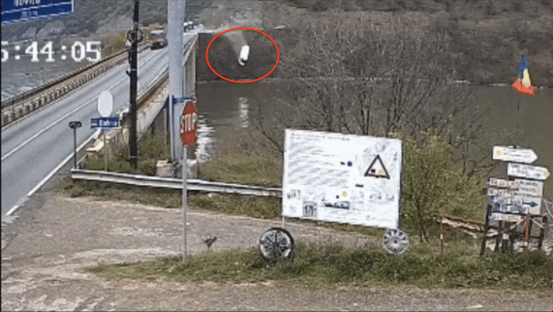 Momentul in care microbuzul cade in Dunare, surprins de o camera de supraveghere Imagine