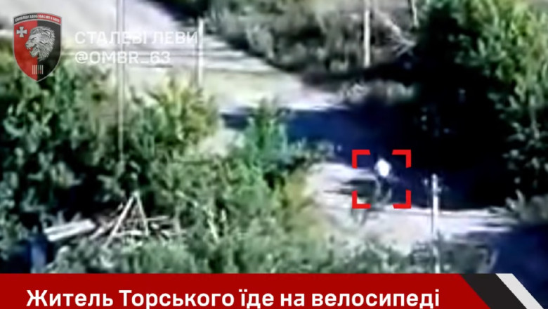 Momentul in care militarii rusi ascunsi in tufisuri impusca un civil pe bicicleta care trecea pe drum Imagine