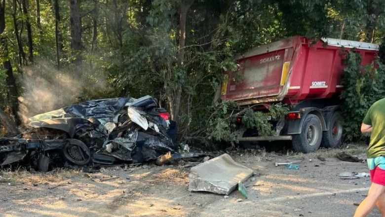 Momentul in care o basculanta rupe parapetul si intra pe contrasens zdrobind un autoturism, pe centura Capitalei Imagine