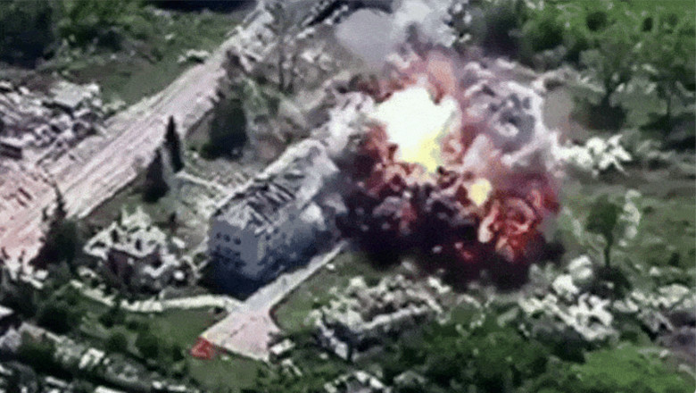 Momentul in care o bomba ruseasca de 3 tone explodeaza in Harkov. A fost prima oara cand rusii au lansat asemenea proiectile in Ucraina Imagine