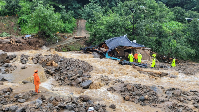 Momentul in care o bucata dintr-un munte s-a rupt si a cazut pe o sosea in Coreea de Sud. Sapte morti din cauza inundatiilor Imagine