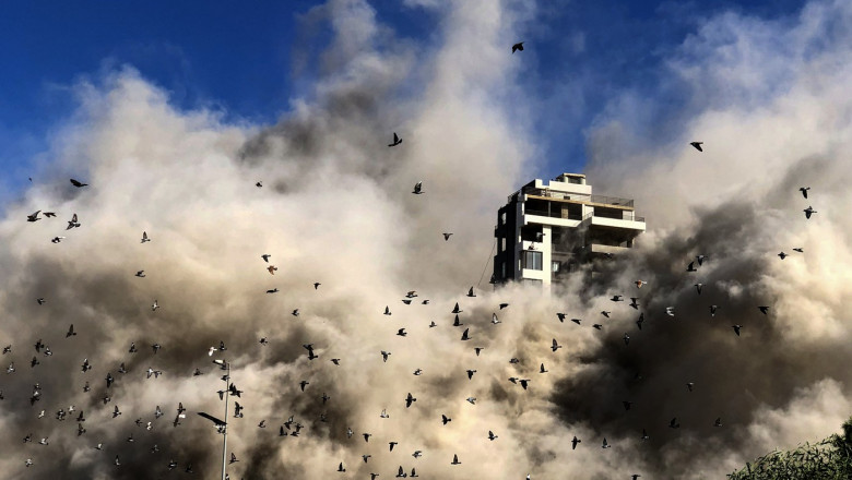 Momentul in care o cladire cu 11 etaje din Beirut se prabuseste, dupa ce a fost lovita de o racheta Imagine