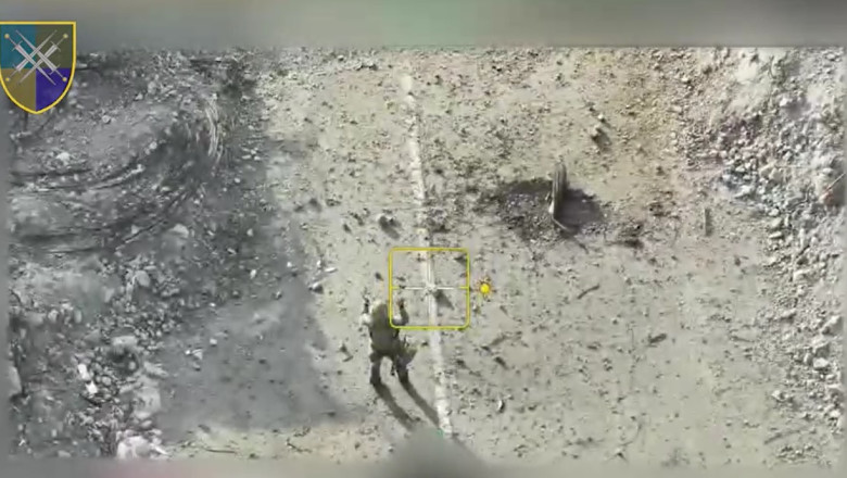 Momentul in care o drona a Moscovei ucide un soldat rus, dupa ce acesta se predase armatei ucrainene Imagine