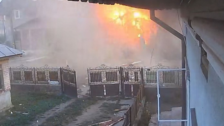 Momentul in care o explozie distruge un magazin din comuna damboviteana Mogosani, sat Cojocaru: nu exista victime Imagine