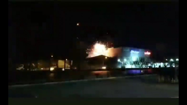 Momentul in care o fabrica de armament din Iran este lovita de o drona, surprins de un trecator Imagine