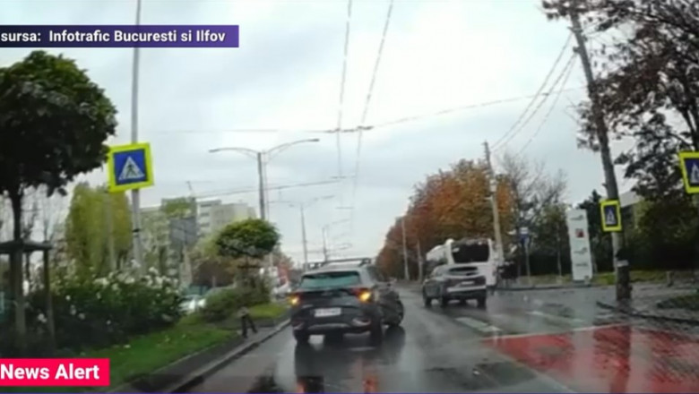 Momentul in care o fata de 14 ani este spulberata pe trecerea de pietoni, in Bucuresti. Soferii au ocolit-o si si-au vazut de drum Imagine