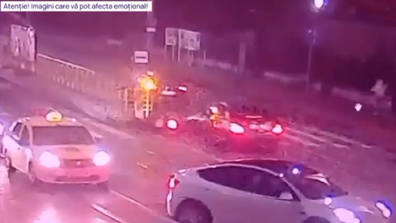 Momentul in care o femeie loveste cu masina un motociclist cu care se certase in trafic. Imaginile filmate in zona (VIDEO) Imagine