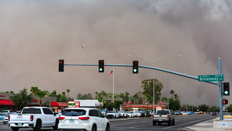 Momentul in care o furtuna de praf „haboob” loveste orasul Phoenix din Arizona. Valuri de nisip, aruncate la zeci de metri in aer Imagine