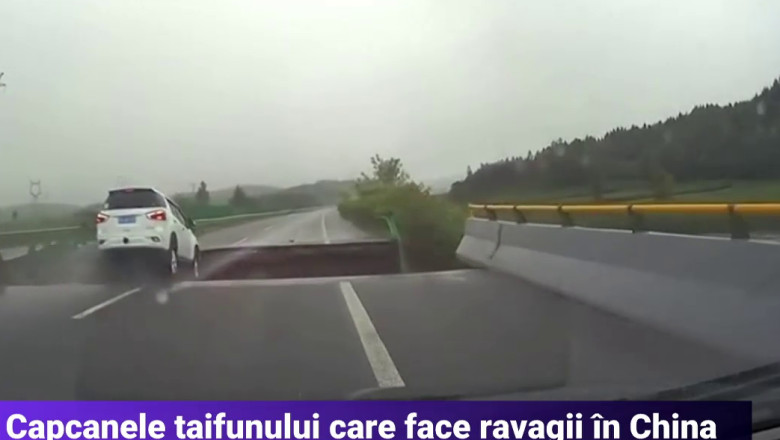 Momentul in care o masina cade intr-o groapa adanca care s-a format pe un drum din China, in urma inundatiilor Imagine